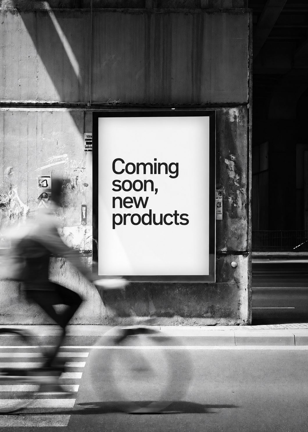Cartel urbano en blanco y negro: coming soon, new products — el lanzamiento que viene